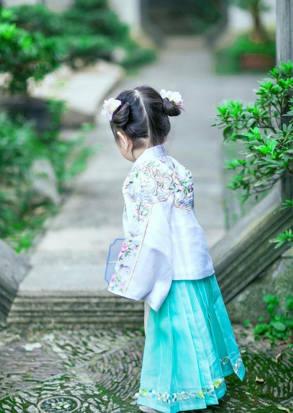 施肩吾的这首小诗,自然不能像左思的那首《娇女诗》一样,大篇幅的铺叙