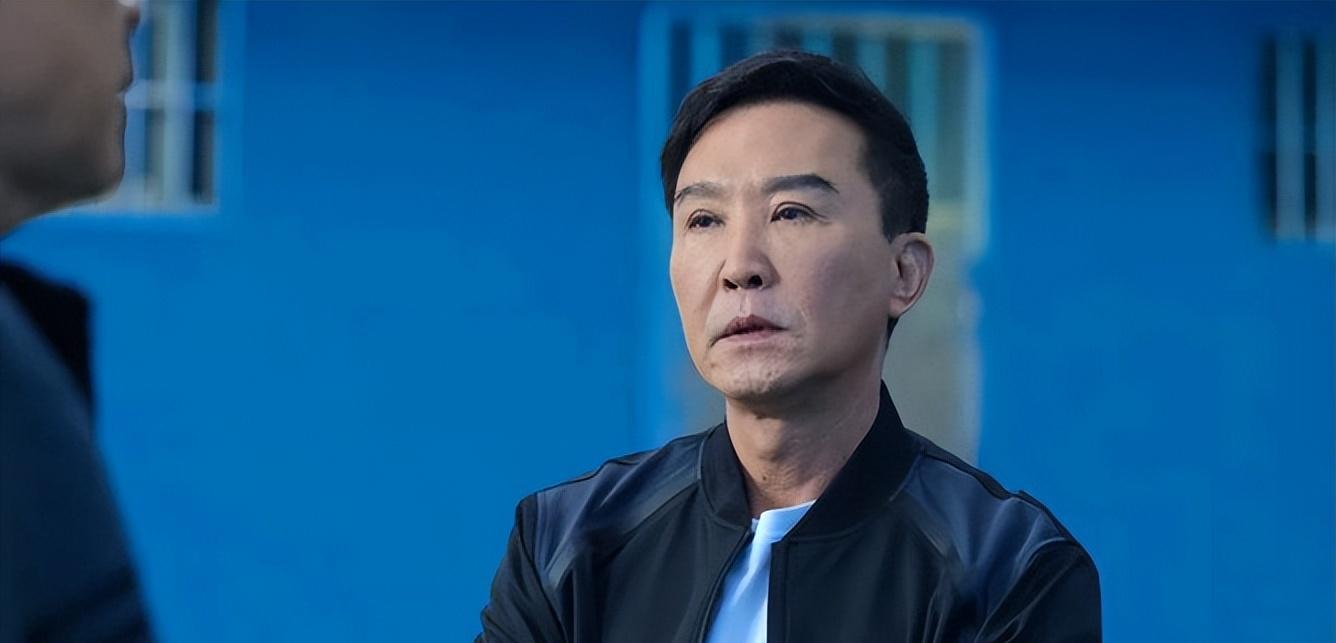 明明演技一般,却被吹捧成"老戏骨",这8位演员演什么都一个样_靳东