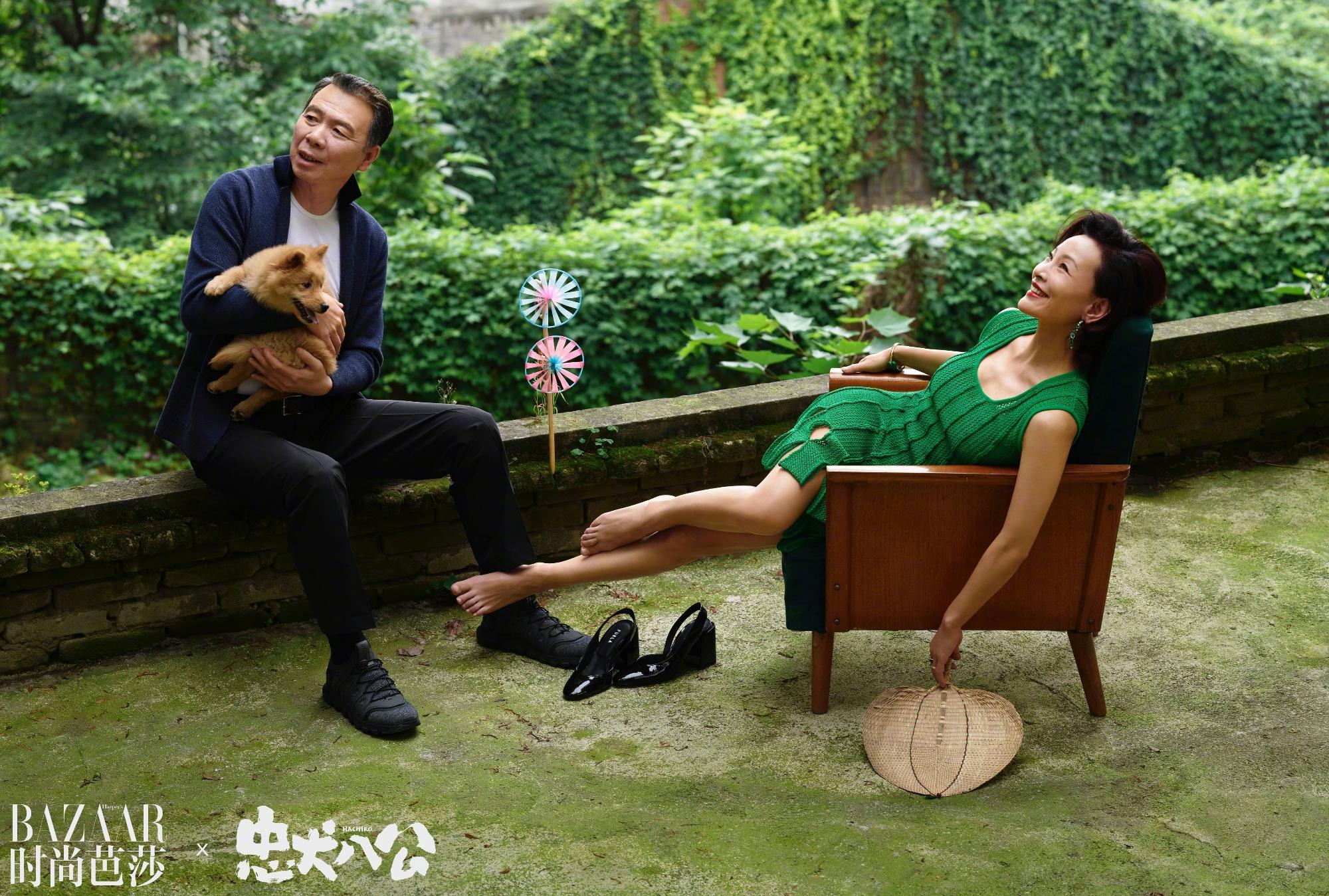 陈冲身穿大红色衬衫,61岁依然时尚,和小狗摆出同款表情,生动有趣