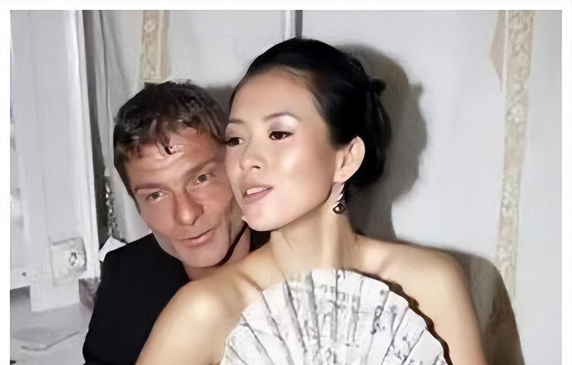 巩俐随法总统访中国,章子怡却被热议:别开蚌了,搞事业!