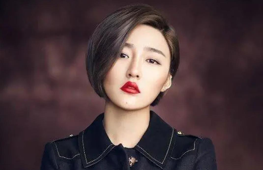 被网友批评炫富,前女喜剧人孙娇娇,总算学会了最高级的炫富方式_翡翠