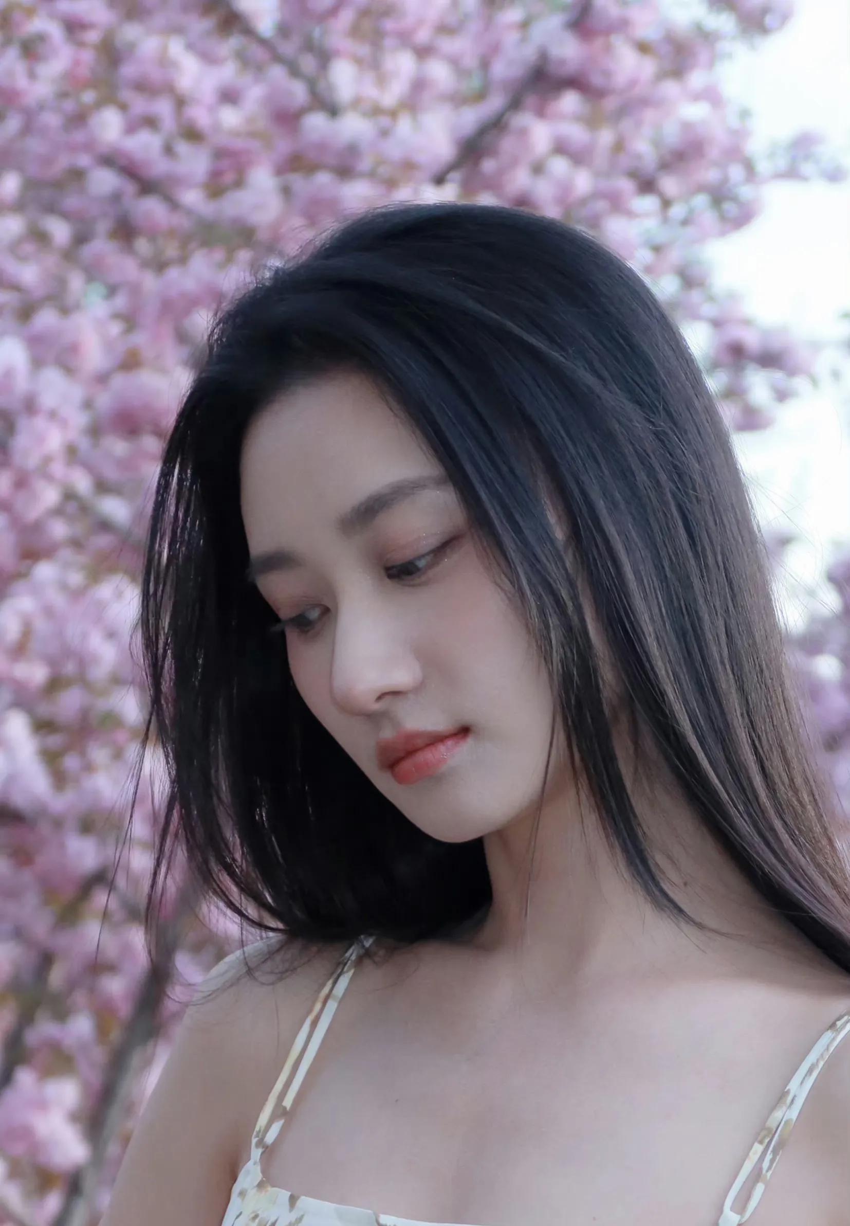 何宣林最新春日樱花浪漫写真曝光,着一件清新的碎花吊