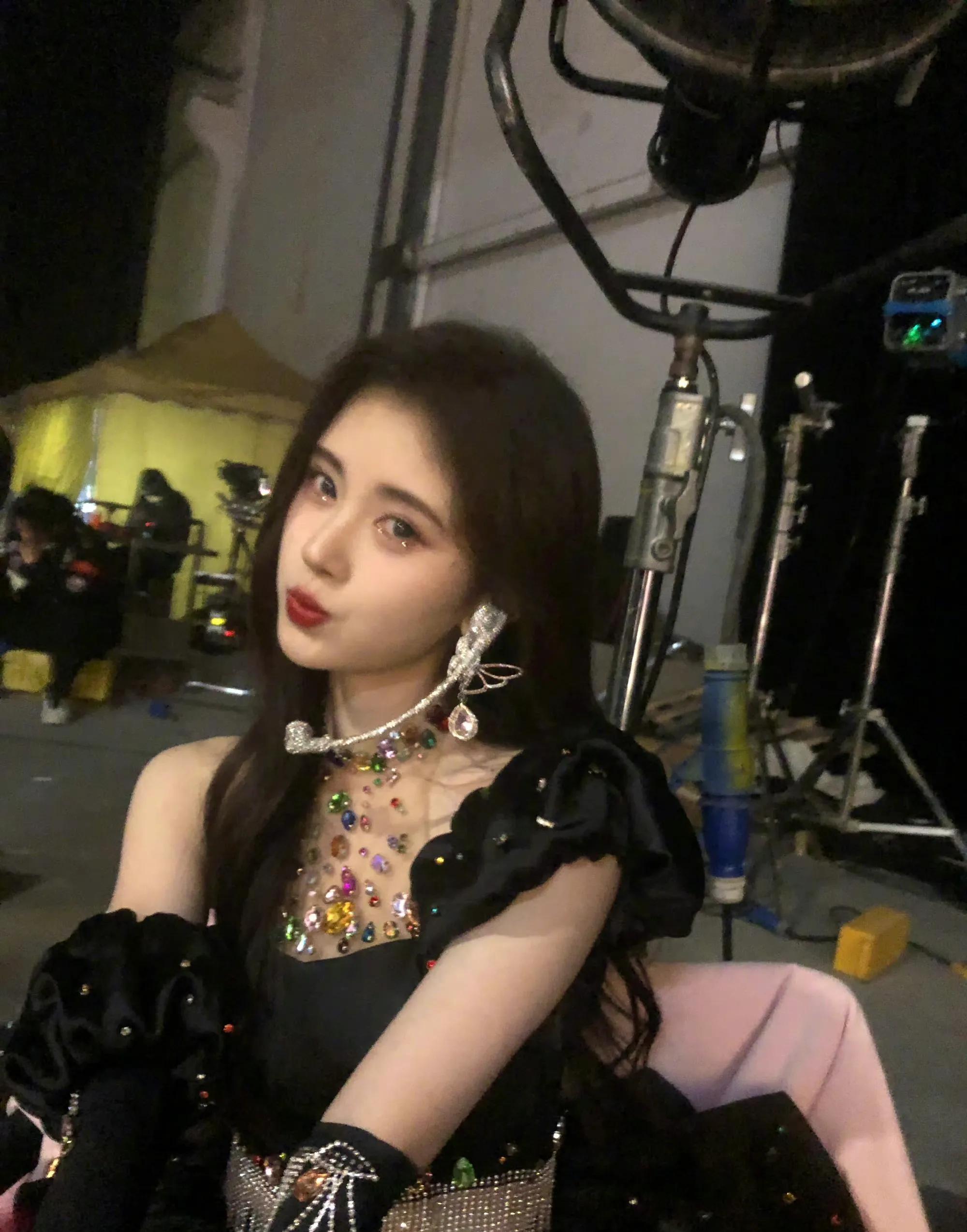 鞠婧祎新歌上线,舞台照流出,穿黑粉露腰小短裙甜美灵动 妩媚撩人