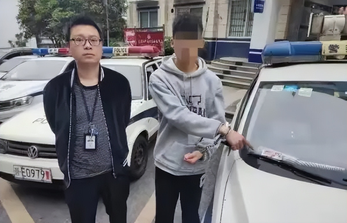 两男子将涉黄卡片发到警车上,这不是自投罗网？