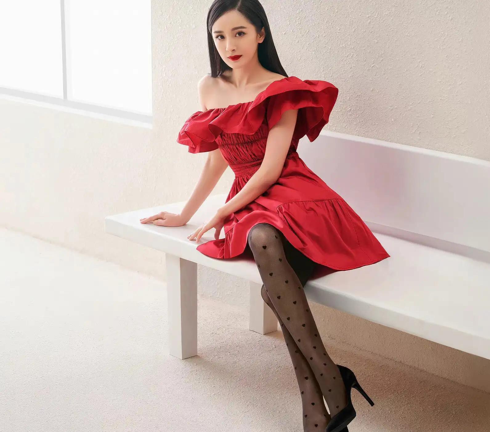 大长腿黑丝,性感与美丽,你知道杨幂为什么被称为腿高手吗?