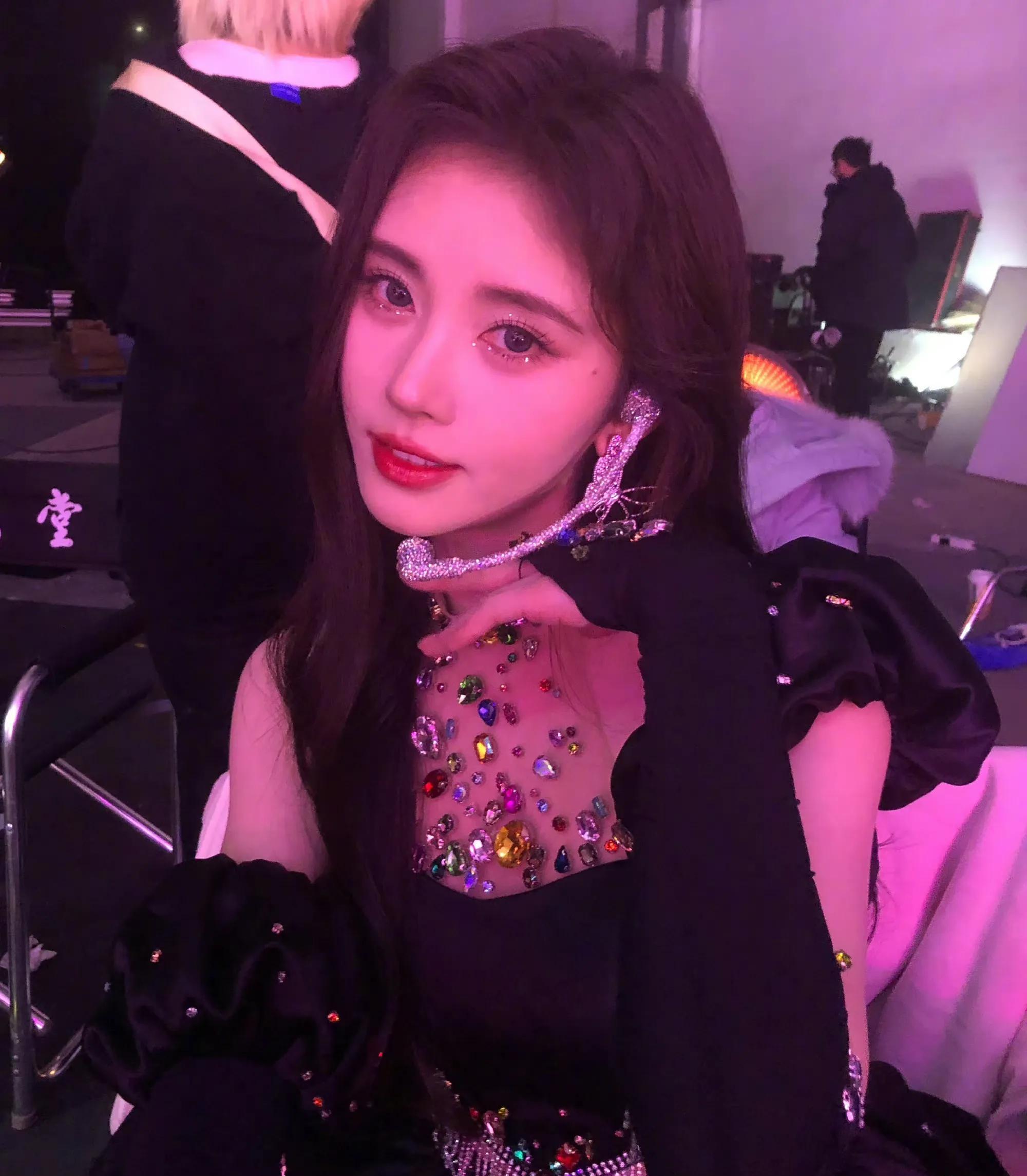 鞠婧祎新歌上线,舞台照流出,穿黑粉露腰小短裙甜美灵动 妩媚撩人