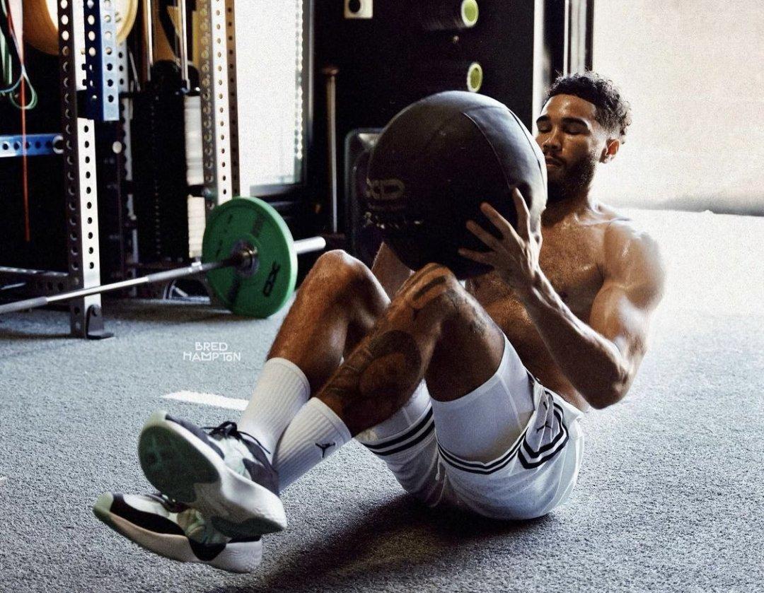 塔图姆最新训练照曝光 赤膊上阵身材健硕 大汗淋漓表示相信过程_球星