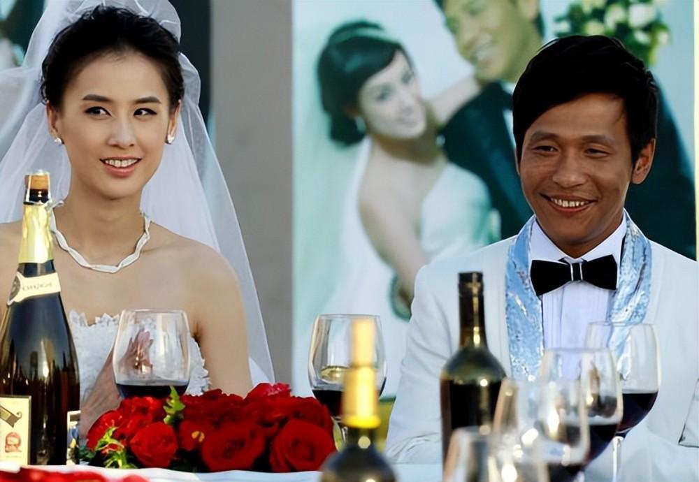 黄圣依师从赵本山,与宋小宝合作,主演了本山传媒出品的《二十二条婚规