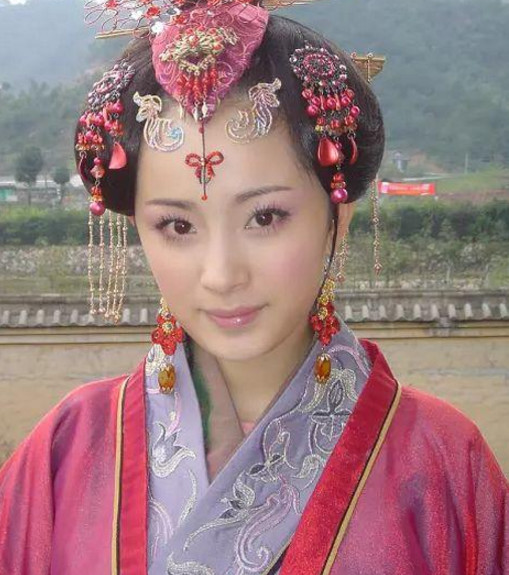 出道,四岁时出演了第一部电视剧《唐明皇》,在剧中饰演了人物咸宜公主