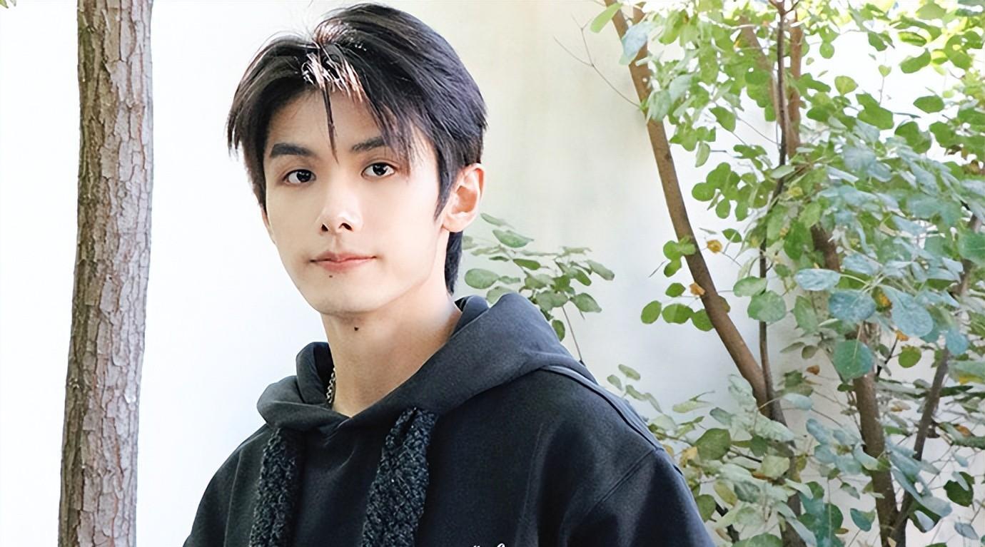 《招惹》杜寻羽扮演者:赵弈钦资料,出道7年终于小火一把_角色_电视剧