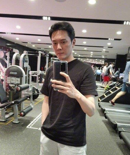 42岁冯绍峰为了演戏暴瘦似竹竿,皮肤苍白无血色,真拼!_角色_作品_剧中