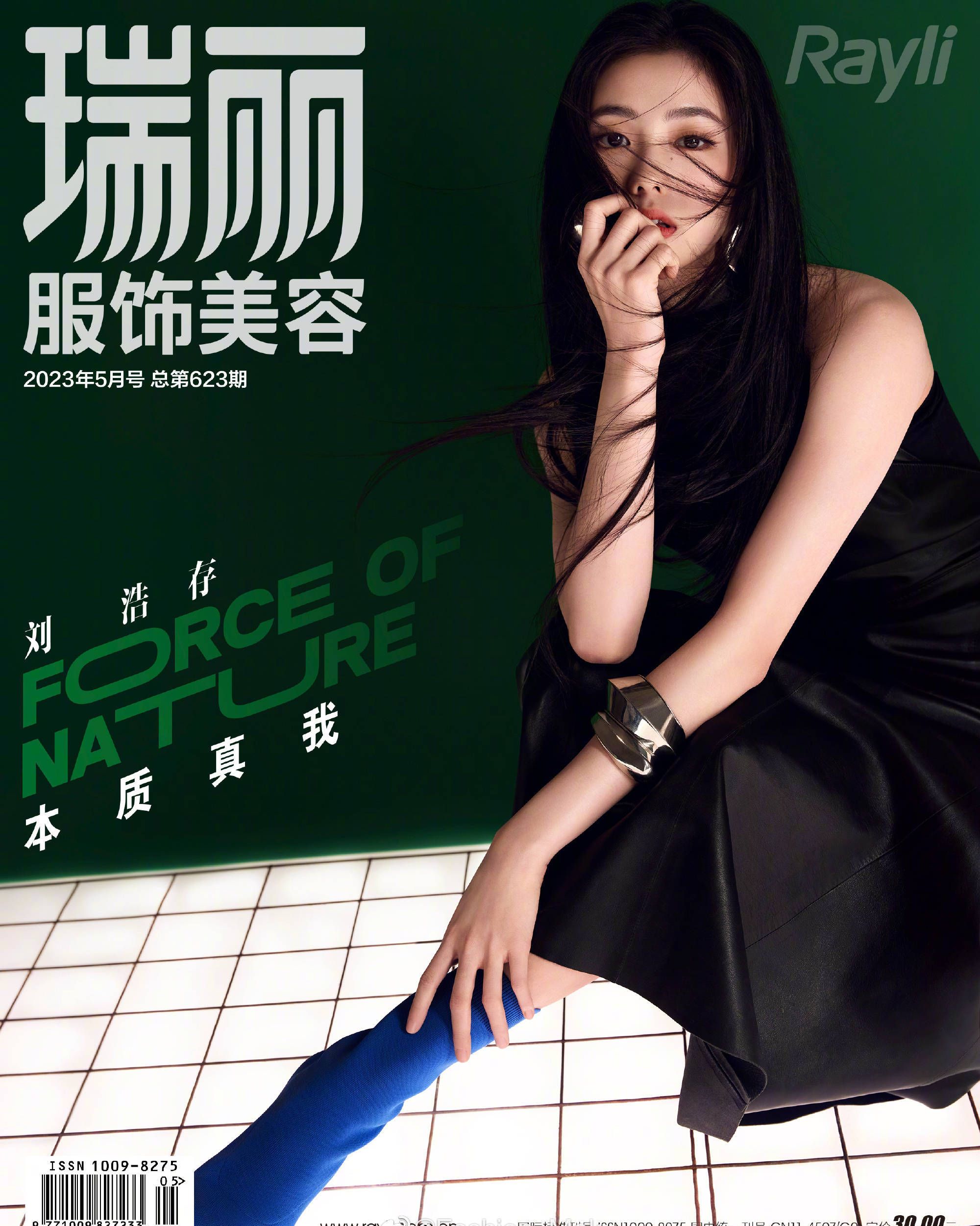 刘浩存黑白大片曝光,甜酷率性三种风格轮番上演,美腿抢镜_造型_黑色