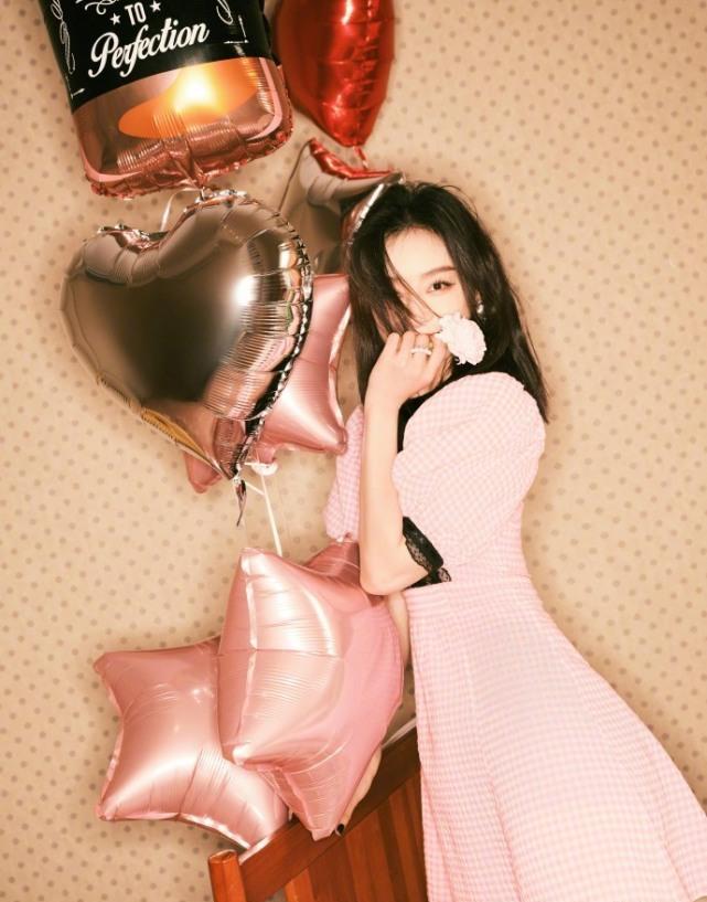 袁姗姗36岁生日晒美照,粉色连衣裙秀纤细美腿,笑容甜美如初恋_祝福