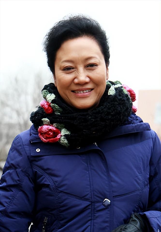 谁说奶奶不时髦?瞧67岁的王丽云,这样穿衣打扮多显优雅年轻