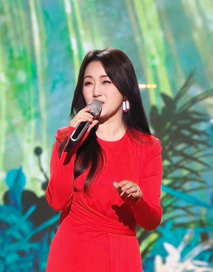 杨钰莹亮相文艺晚会,一袭中国红长裙登台献唱,51岁了还这么美!
