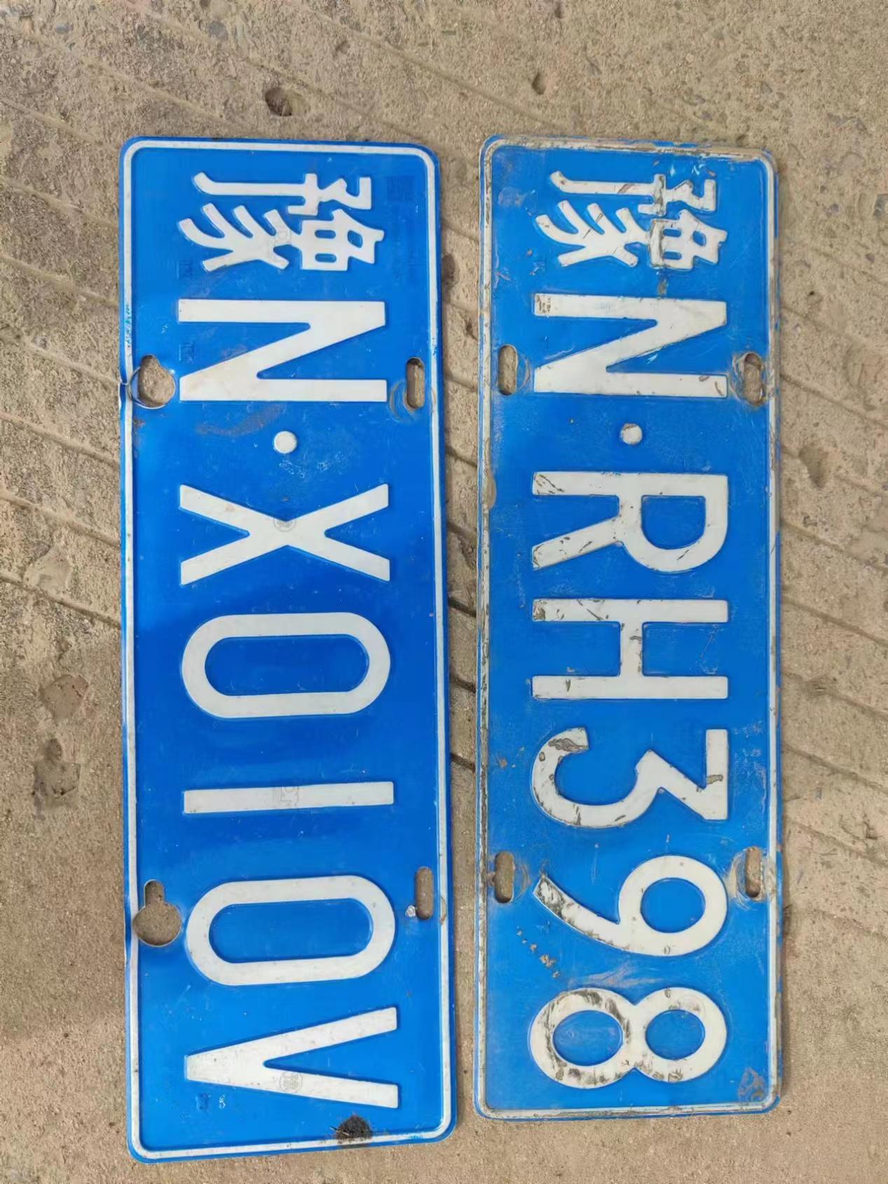 排水清淤,环卫工人捡到多个车牌_梁苑_商丘_积水