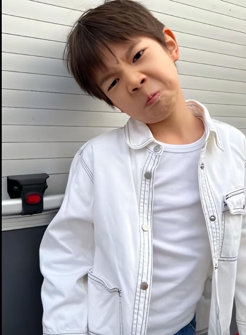 霍思燕晒嗯哼近照引争议,被质疑是腺样体面容,颜值不如杜江_牙齿_网友