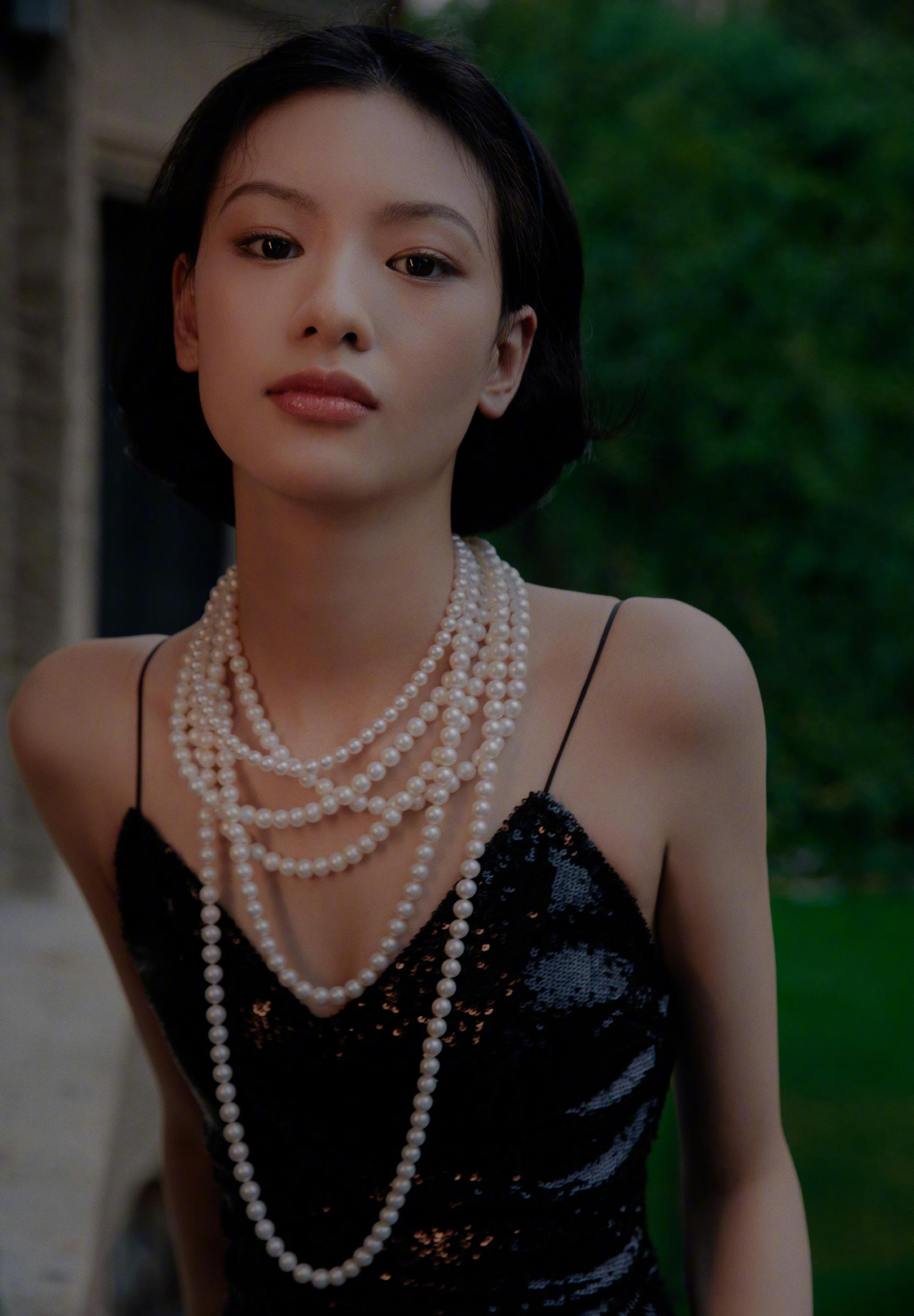 邱天身着miumiu2023早春系列吊带亮片裙勾勒复古氛围