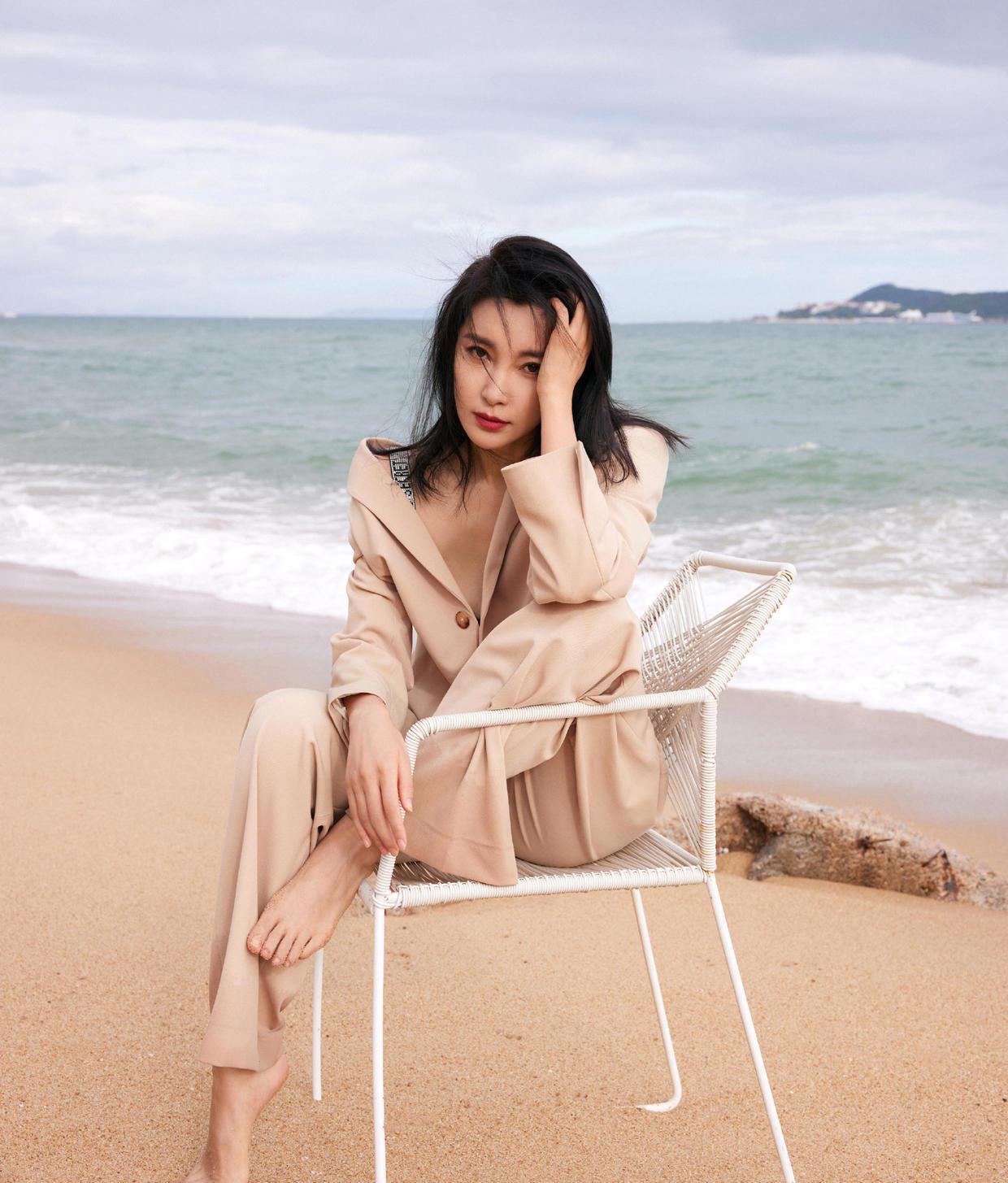 李冰冰到了大婶的年纪,却还是骨感身材,照样敢穿又时髦