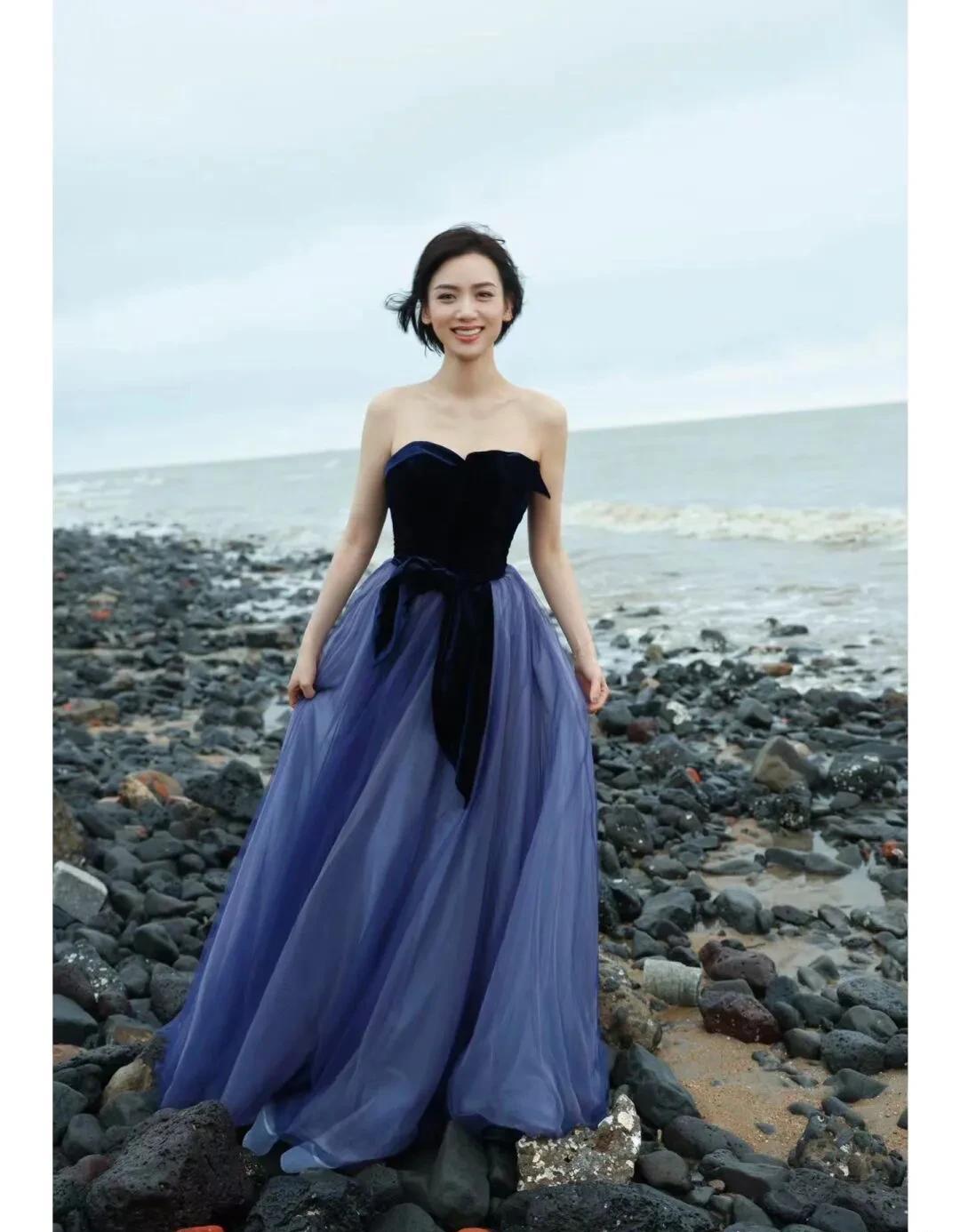 李晓峰的外衣是上身墨蓝色下身雾蓝色的组合