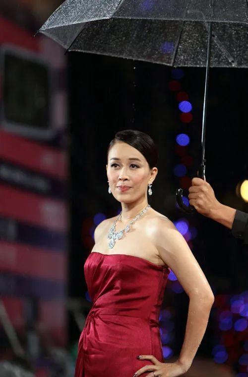 55岁那英,硬要"装时尚"_音乐_年龄_女人