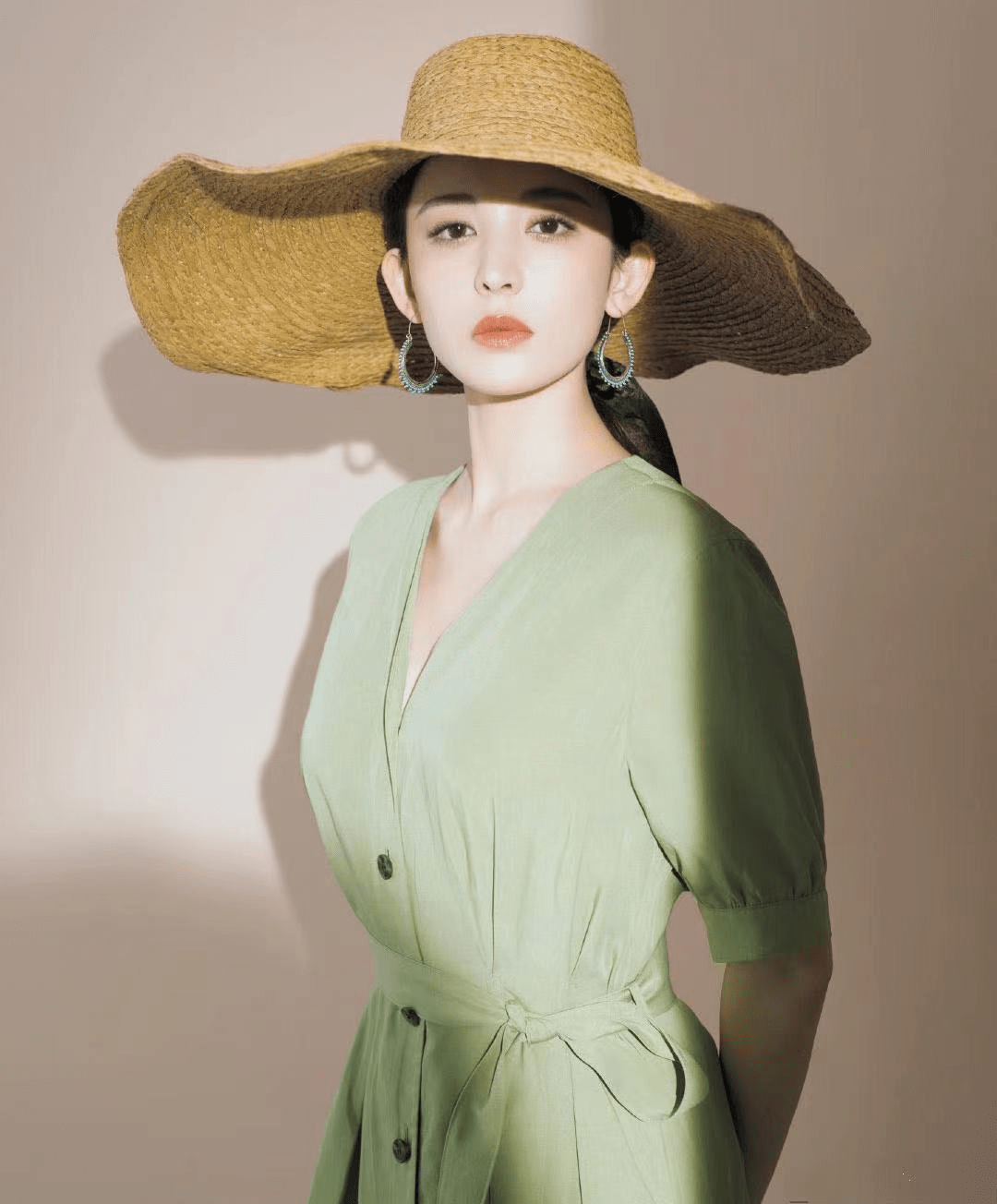 夏天跟着几位明星选遮阳帽,普通人戴高级显脸小,时尚感妥妥翻倍