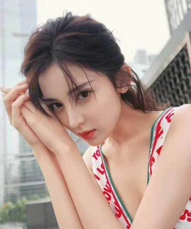 清纯典雅的古力娜扎,为何一直被黑粉攻击生活混乱?