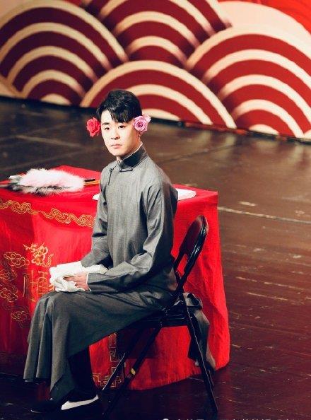 张云雷杨九郎相声被沉阳新闻报道,粉丝拿着荧光棒的画面太震撼了