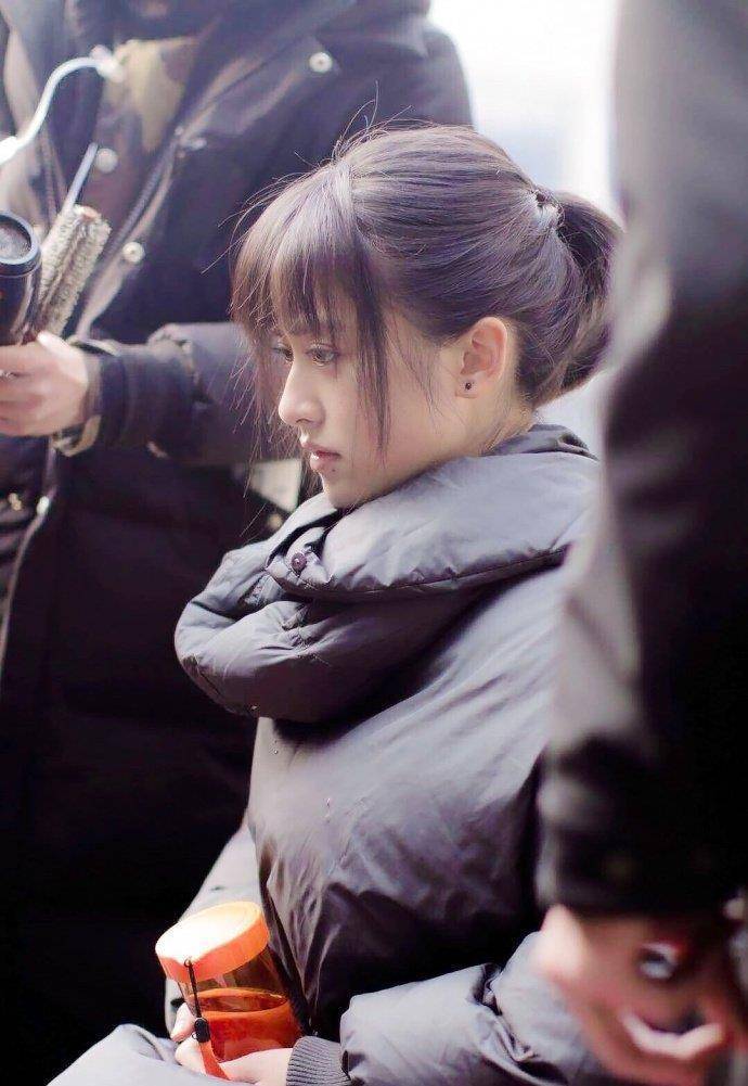 央央金晒沈月剧照,却不小心暴露了胡一天的不足,差距一眼便知_演技