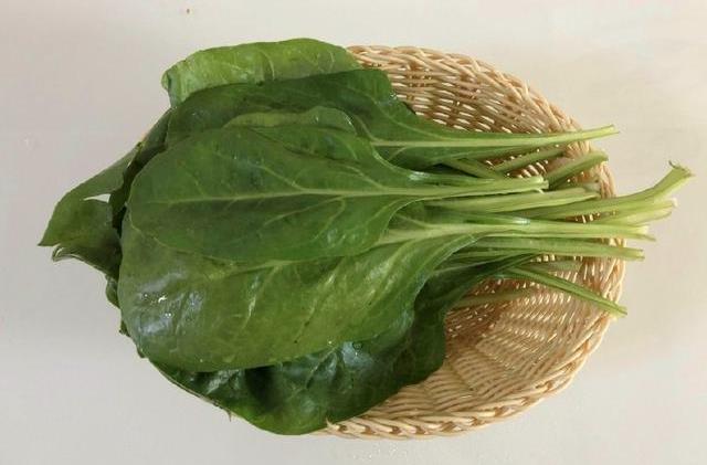 出锅装盘洋菠菜吃起来