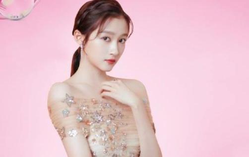 关晓彤穿吊带跳《处处吻》,抬手那刻被"腋窝"抢镜,自信十足_女明星