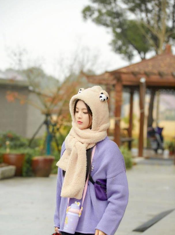 杨超越的冬装真可爱,紫色卫衣配毛绒帽裙可爱又减龄_衣服_气质_羽绒服