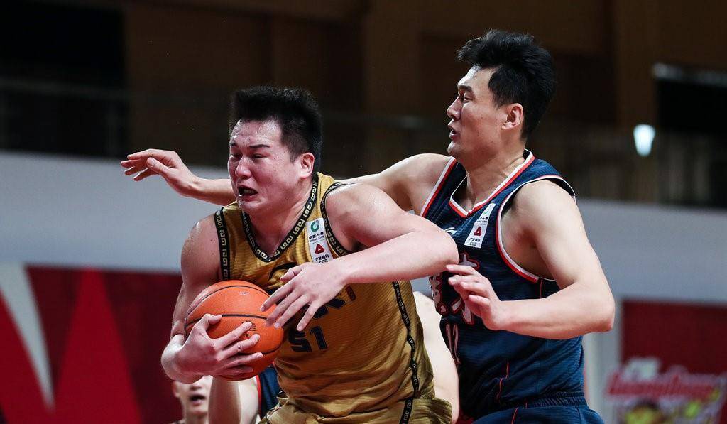 幸福的胖子,广东队宠c位获颁戒指,喜气洋洋vs偷偷摸摸_万圣伟_全队