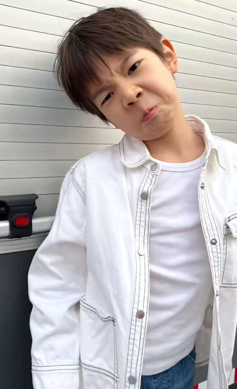 霍思燕晒9岁儿子嗯哼近照,龅牙明显影响颜值,跳手势舞太可爱_杜江