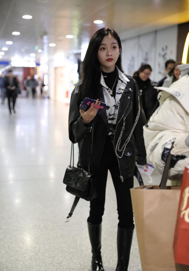 吴宣仪穿樱花粉上衣露肩又露腰,卫裤配"砖块鞋",玩转土味时尚_整体