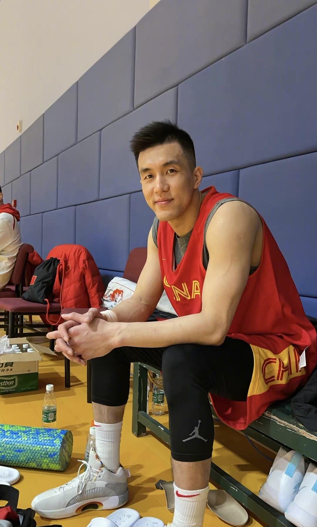 易建联签名"耐克篮球"!郭艾伦脱aj,晒运球视频_球鞋_回应_1