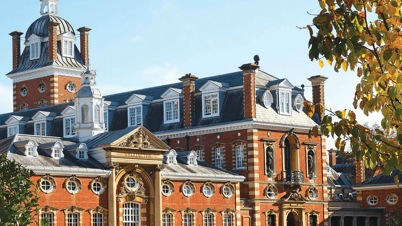 郭汾瑒的校服上面印有校徽,这是惠灵顿国际学校的校徽,郭汾瑒所上的是