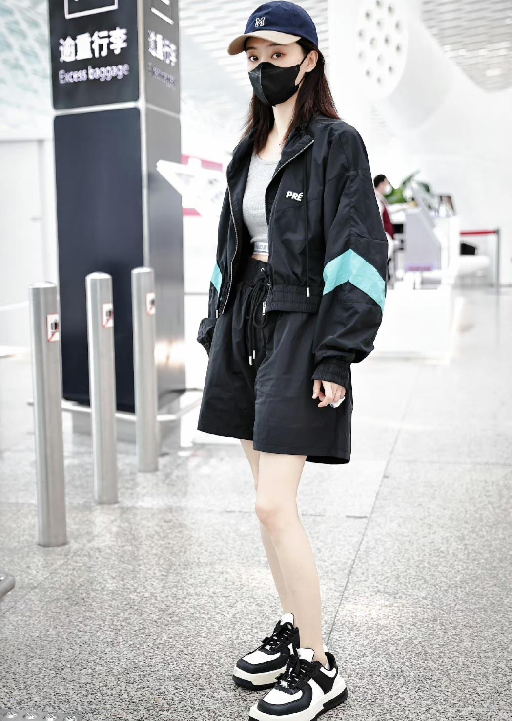 张小斐私服拼色外套搭配黑色短裤,休闲又时尚,显瘦显高_气息_夏日