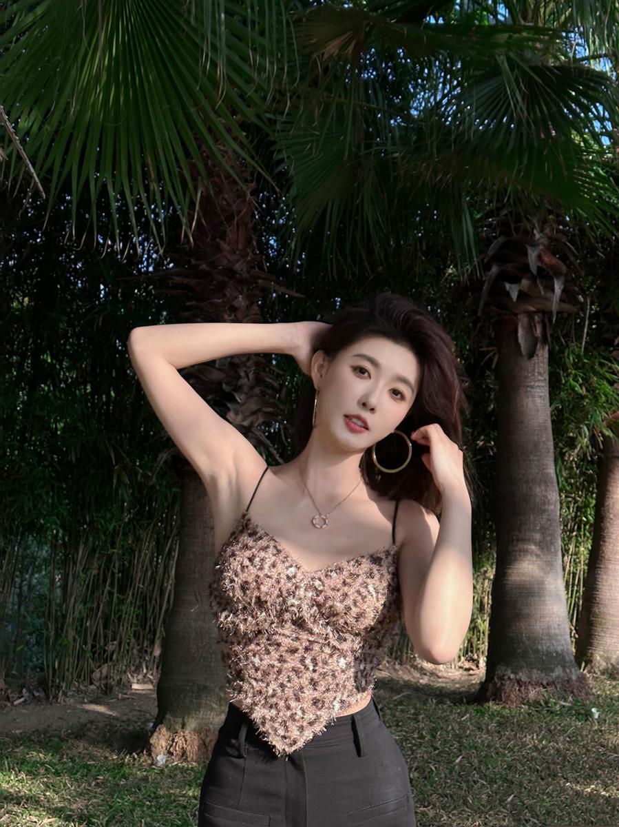 聂小雨在小杨哥直播间大放福利!