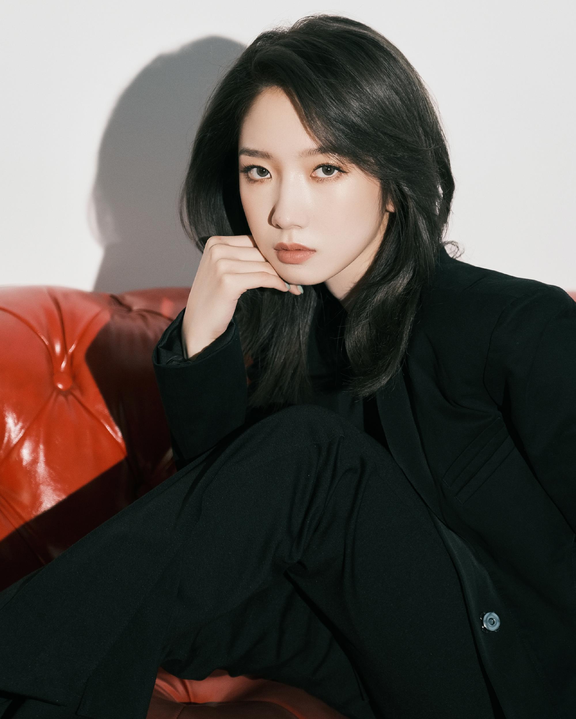 孟美岐最新活动造型,all,black西服套装内搭吊带背心,率性干练_黑色