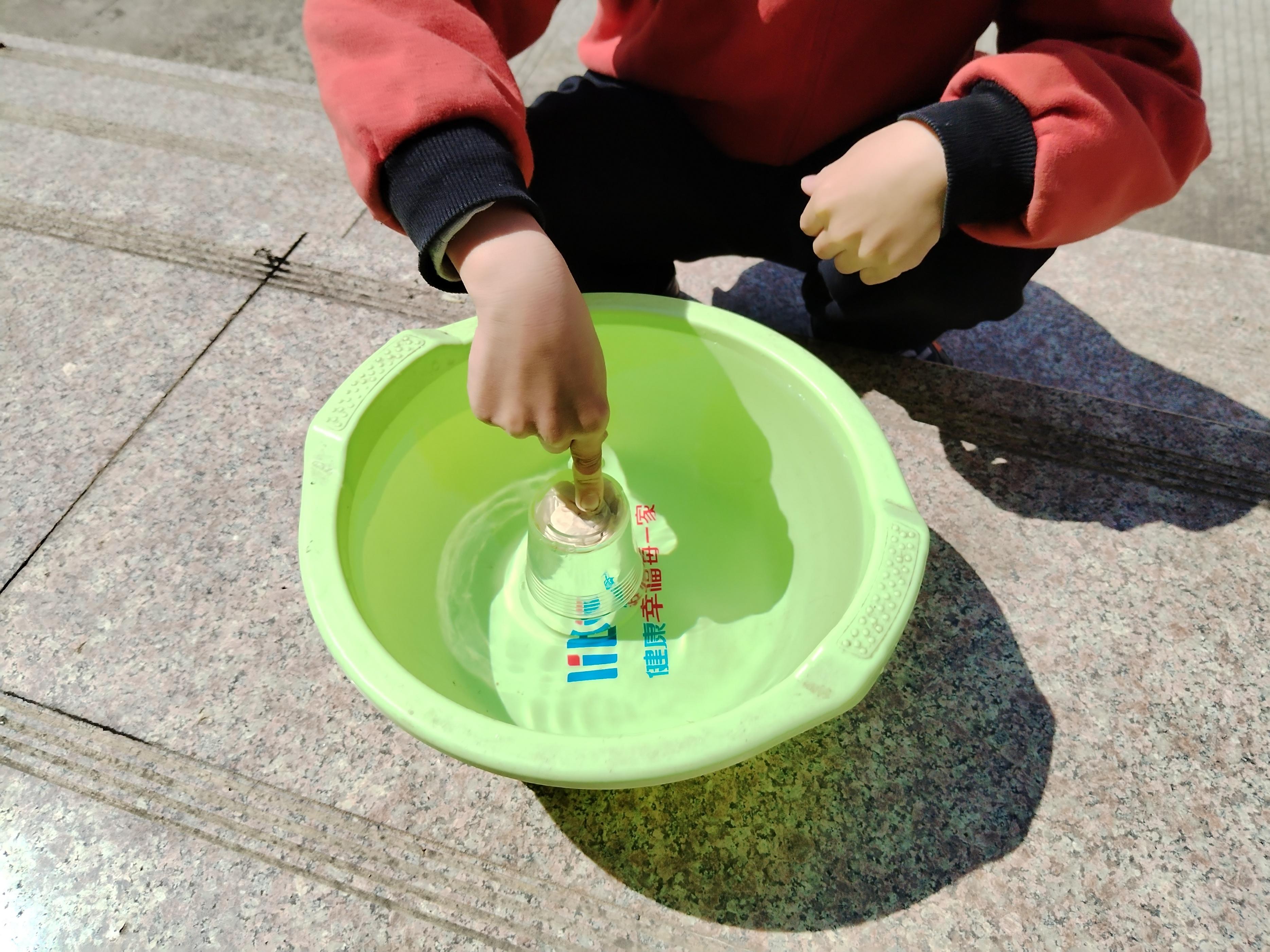 (解释1:杯子里的空气占据一定的空间,导致水不能进入杯子,餐巾纸没有