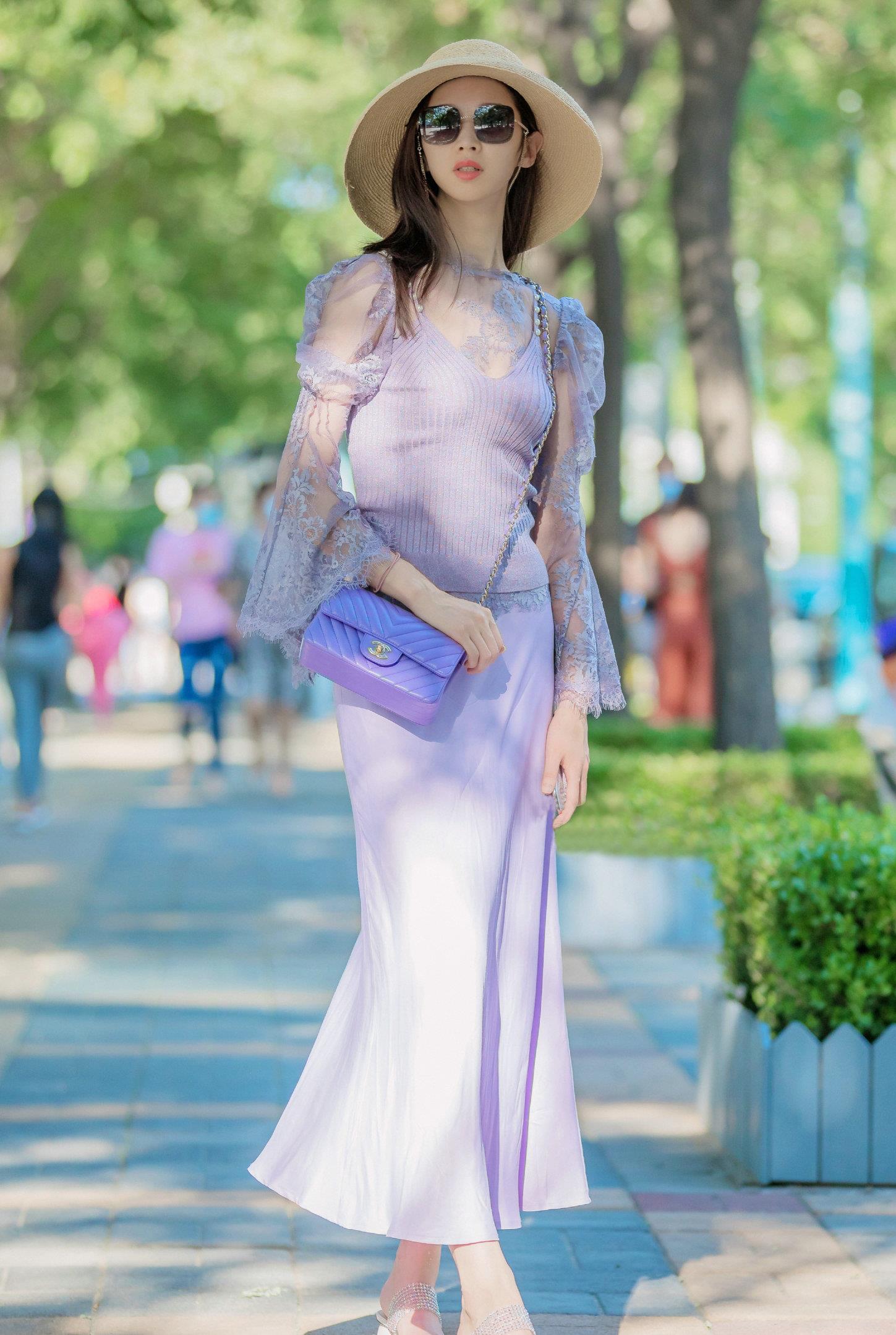 街拍:裙子搭配粗跟高跟鞋,显得特别的有少女气息_时尚_服饰_气质