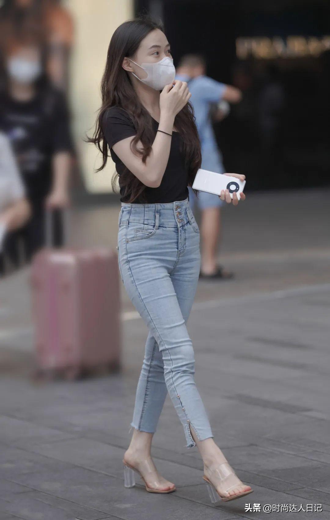 时尚女生的夏日街拍:黑色t恤和牛仔裤的完美搭配