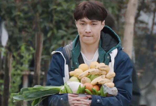 那英打趣张艺兴,你就是杨紫男朋友,连线杨紫借口洗菜喊小两口聊_黄磊