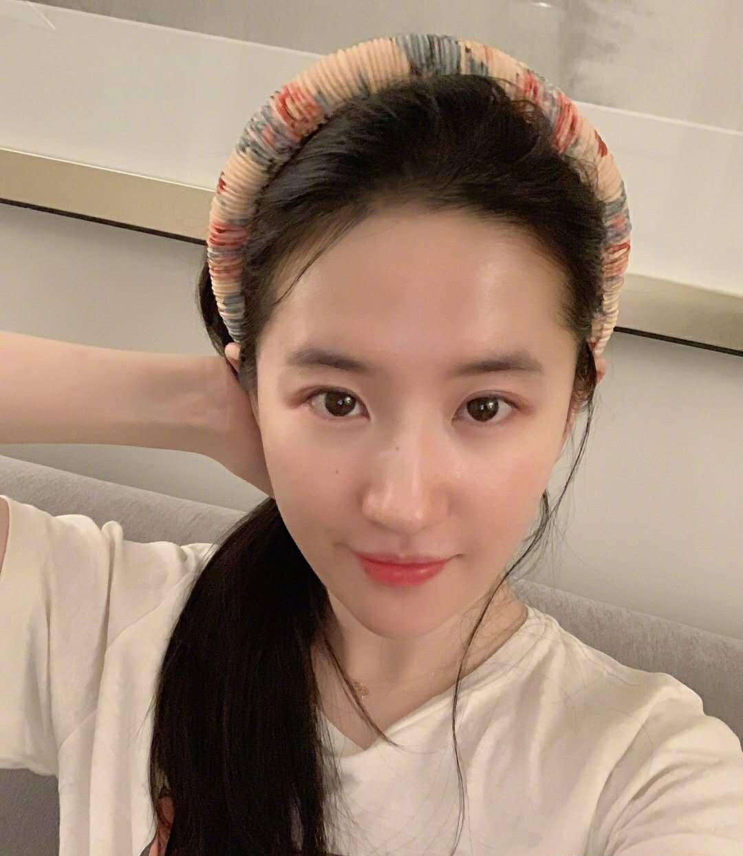 刘亦菲近照,素颜出镜,网友:很拉低颜值的啊!您认为呢?_气质_显得_淡妆