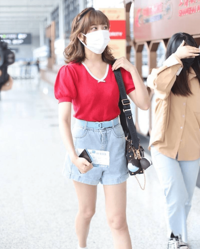 "小饼干"的牛仔短裤搭配棒槌上衣,李艺彤大秀迷人身姿!