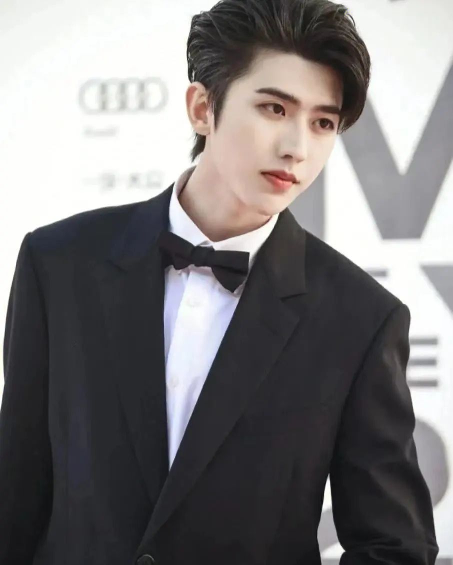 一天5个瓜:蔡徐坤要公开恋情,范丞丞加盟跑男与前姐夫李晨合体_朱一龙