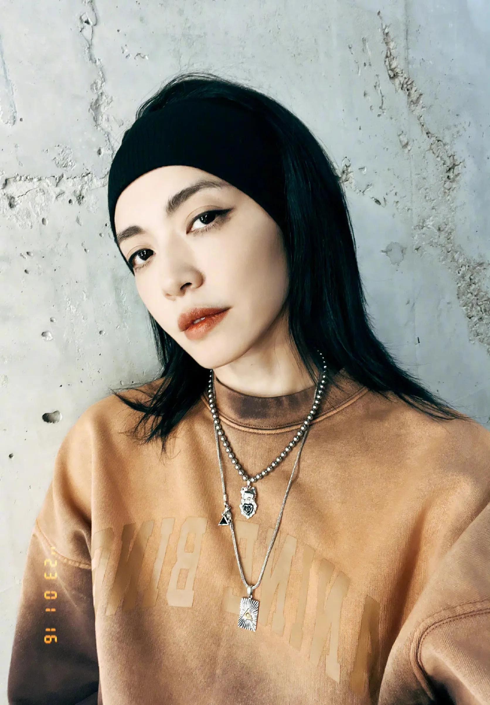 原创姚晨登ellemen二月刊封面气场强大身材健美霸气酷飒又不失性感