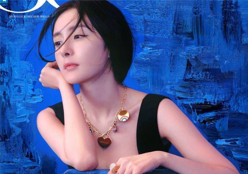 绝美!杨幂蓝色油画大片出炉,简单大方却高级感十足.