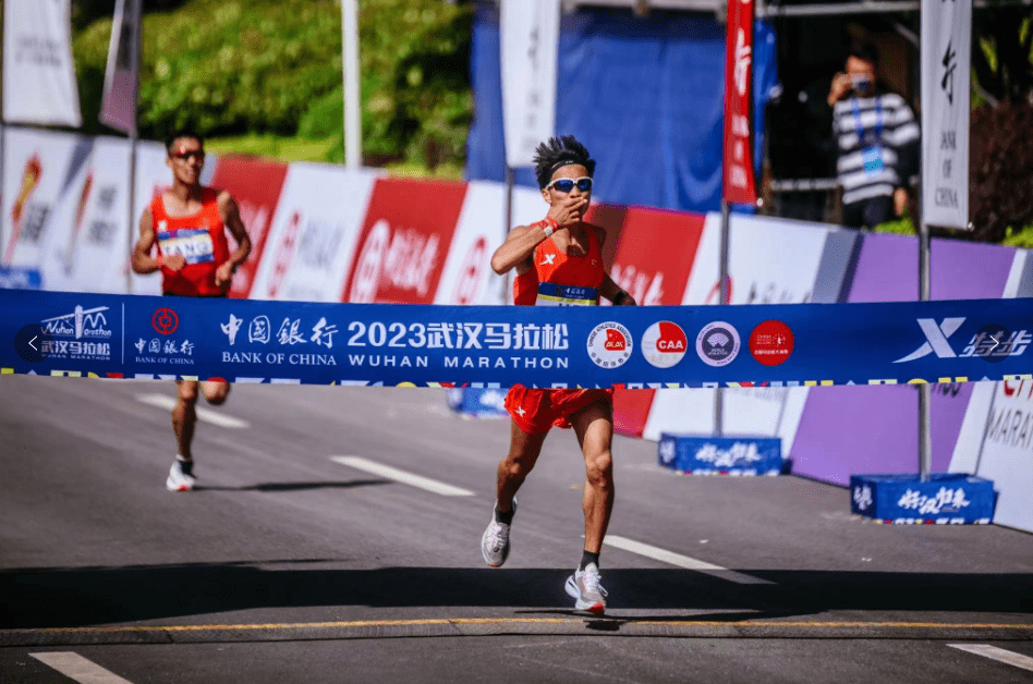 石嘴山籍运动员何杰夺得2023武汉马拉松冠军_比赛_小时_成绩